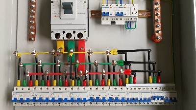 配电柜外壳“麻”的感觉-就要当心了【永乐汇】